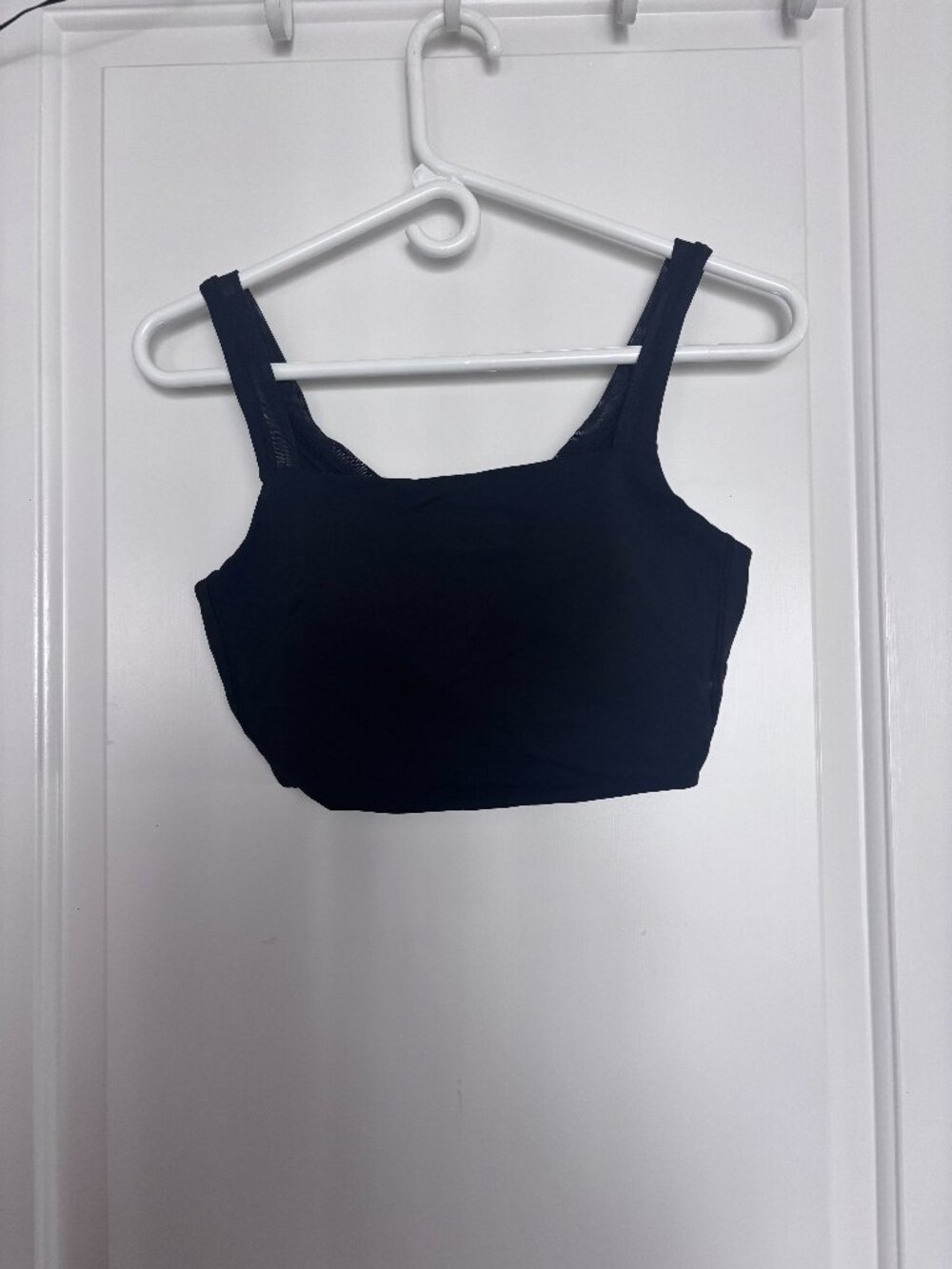 Pre-worn MINT Lululemon Women's Size 8 Black Sports Bra